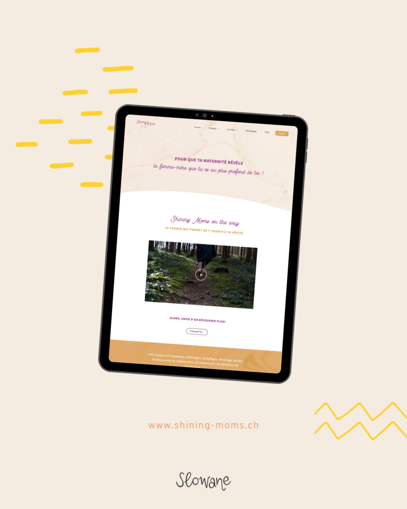 Exemple du site web apparaissant sur une tablette, sur fond beige.