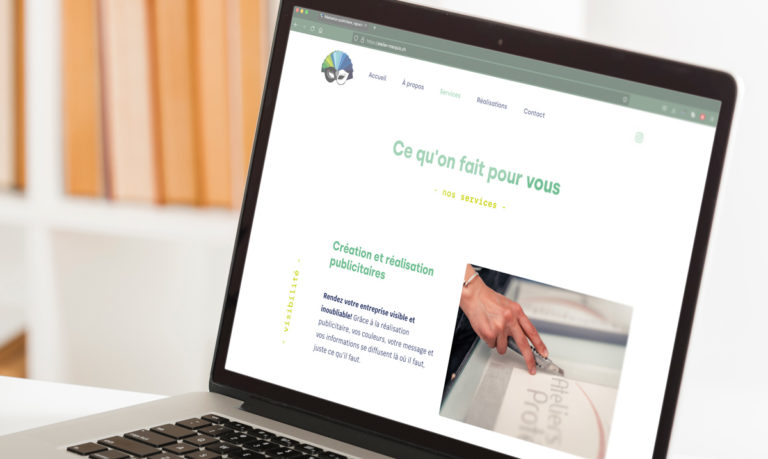 Page web présentant les services de l'Atelier Marquis, sur un ordinateur