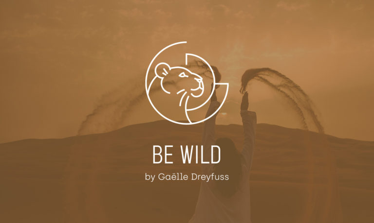 Logo représentant la tête d'une lionne simplifiée en forme géométrique, regardant vers la droite, dans les initiales G et D, sur fond couleur sable