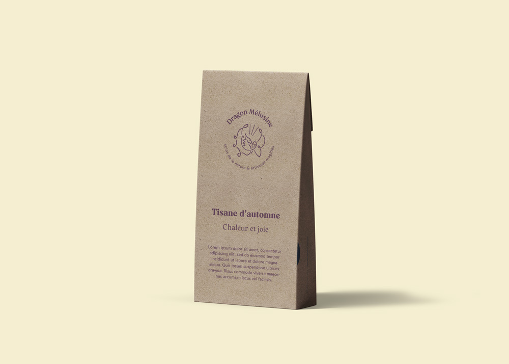 Emballage de thé en vrac dans un sac en papier kraft, sur un fond jaune pâle. Le design est sobre : juste le logo de l'entreprise en haut, et les infos textes en base.